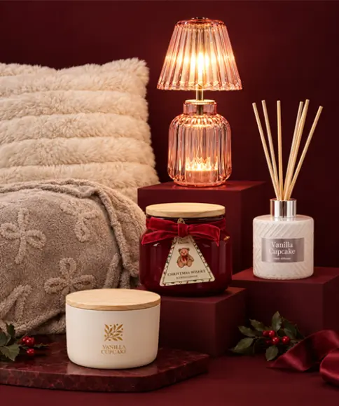 Mantas suaves, cojines, velas aromáticas y difusor para un hogar acogedor
